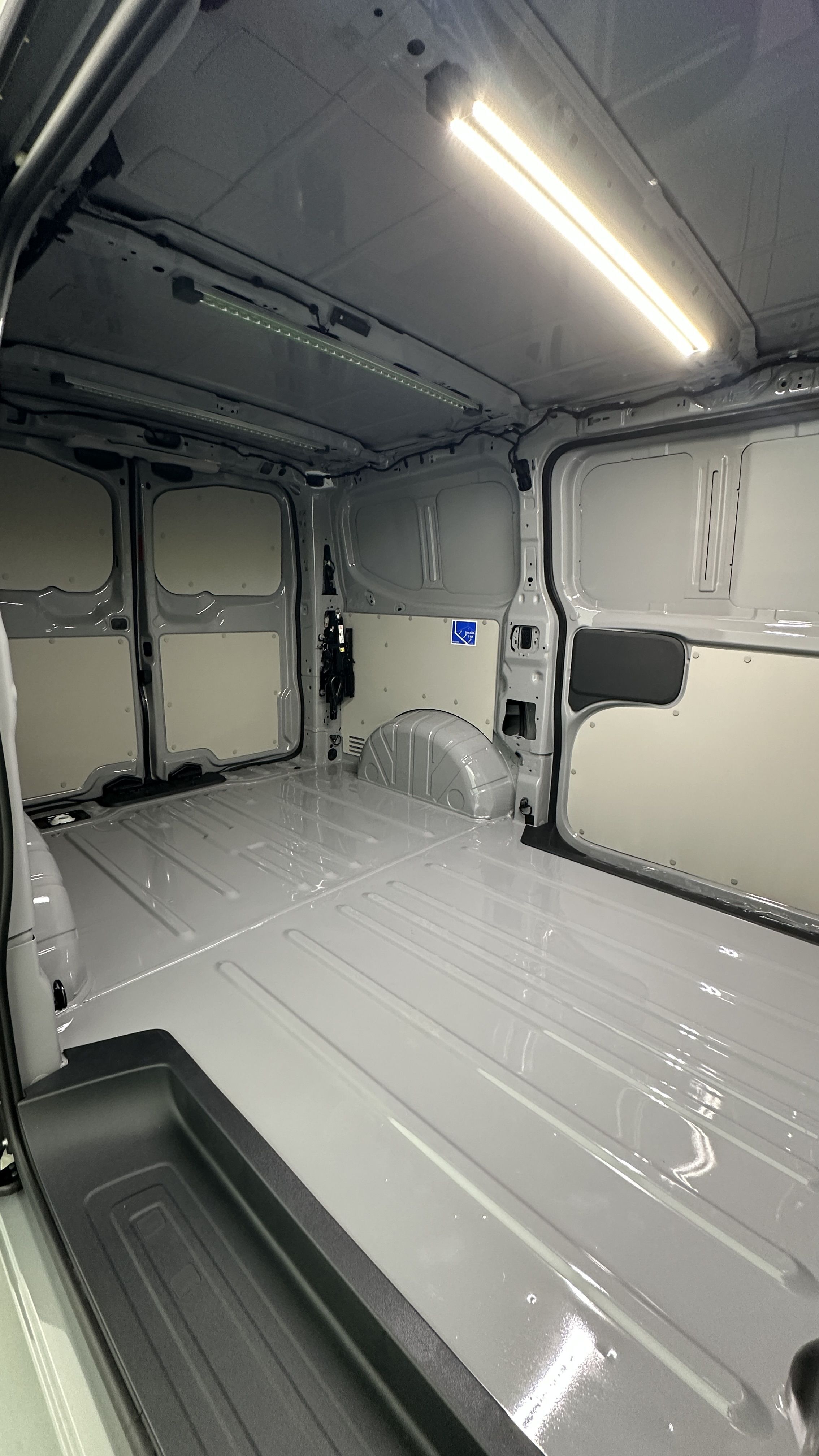 Volkswagen Transporter - Image 8