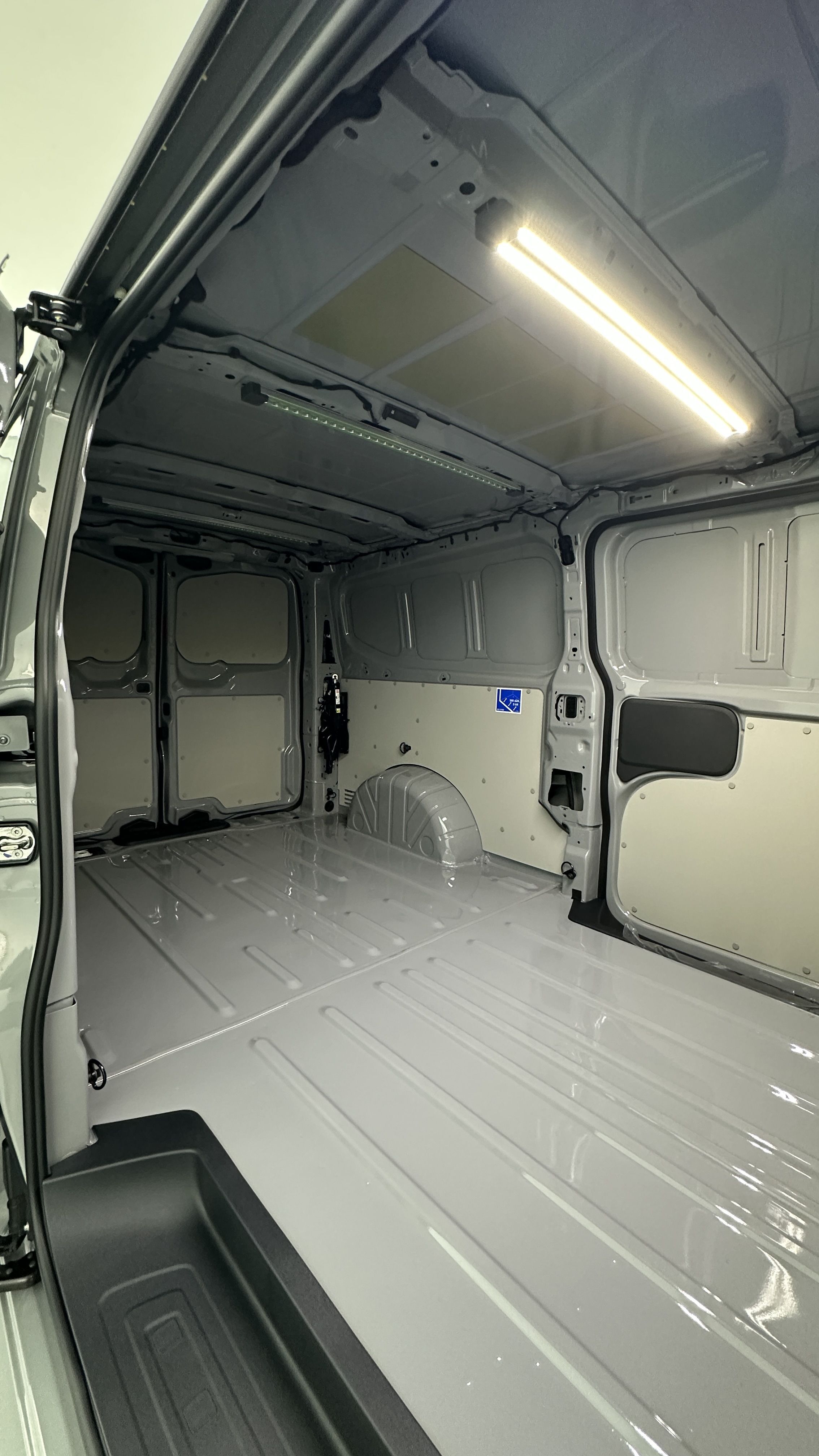 Volkswagen Transporter - Image 8